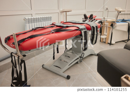 Product Red massage table with black straps for comfort in carmine room Product Red massage table with black straps for comfort in carmine room 114101255