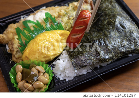 A bento lunch made from ready-made seaweed from a supermarket 114101287