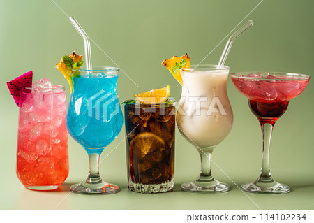 Set of classic alcohol cocktails 114102234