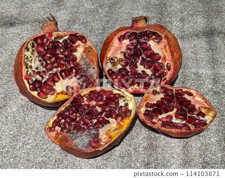 Rotten dried pomegranates, mold inside the pomegranate. 114103871