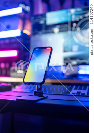 很酷的智慧型手機和辦公桌 114107249