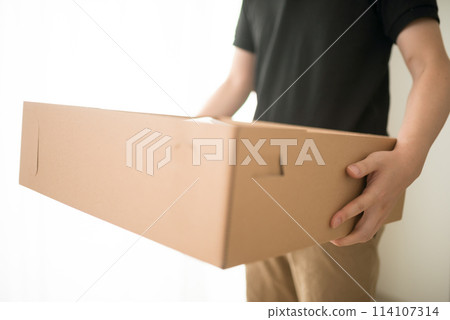 拿著一個大盒子的男人 114107314
