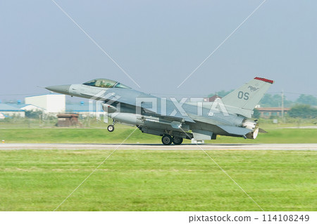 US Air Force F-16 Fighting Falcon landing US Air Force F-16 Fighting Falcon landing 114108249