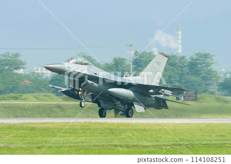 美國空軍F-16戰隼著陸 美國空軍F-16戰隼著陸 114108251