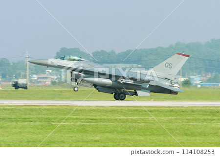 US Air Force F-16 Fighting Falcon landing US Air Force F-16 Fighting Falcon landing 114108253