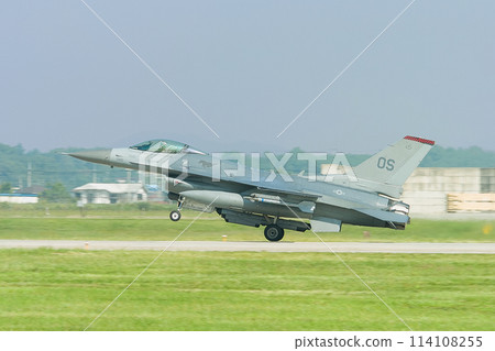 US Air Force F-16 Fighting Falcon landing US Air Force F-16 Fighting Falcon landing 114108255