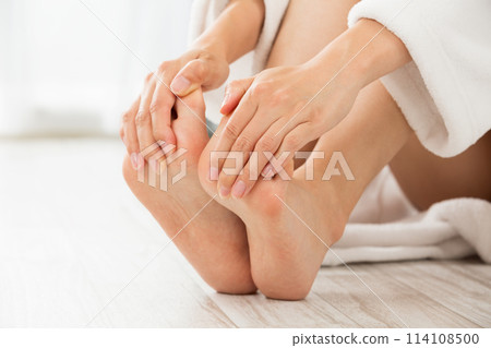 一位女士正在按摩腳底。 一位女士正在按摩腳底。 114108500