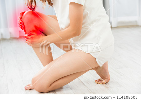 」 觀想膝關節疼痛 「女人用手握住膝蓋。 」 觀想膝關節疼痛 「女人用手握住膝蓋。 114108503