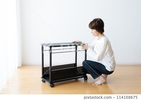 婦女組裝和拆卸帶腳輪的馬車 114108675