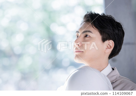 Close-up of a handsome young worker holding a helmet, looking to the future and hopes, etc. Close-up of a handsome young worker holding a helmet, looking to the future and hopes, etc. 114109067
