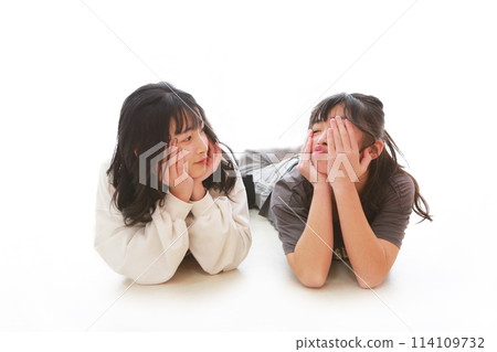 可愛的姊妹們互相看著對方微笑 可愛的姊妹們互相看著對方微笑 114109732