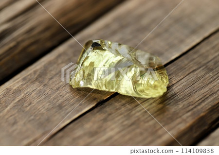 黃色天然石材安達拉水晶索拉里斯能量石 114109838