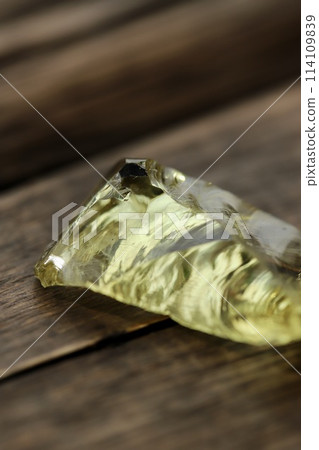 黃色天然石材安達拉水晶索拉里斯能量石 114109839