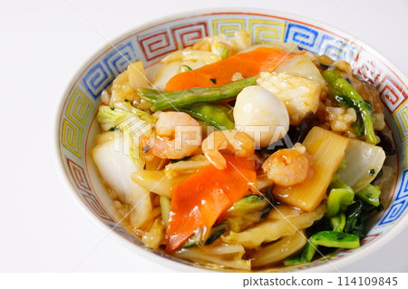 Chinese rice bowl with mixed vegetables and thickened sauce 114109845