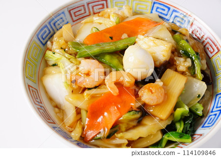 Chinese rice bowl with mixed vegetables and thickened sauce Chinese rice bowl with mixed vegetables and thickened sauce 114109846