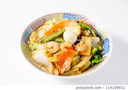 Chinese rice bowl with mixed vegetables and thickened sauce 114109852