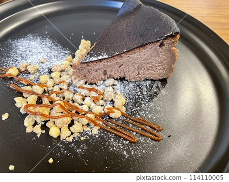 巧克力巴斯克起司蛋糕和格蘭諾拉麥片甜點盤 114110005