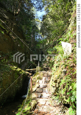 入口附近的天狗瀑布 黑山三瀧瀑布的風景 114110136