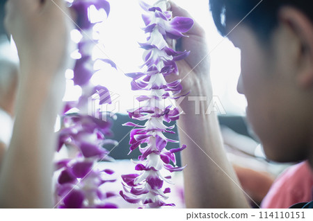 夏威夷威基基年輕人體驗製作蘭花花環 夏威夷威基基年輕人體驗製作蘭花花環 114110151