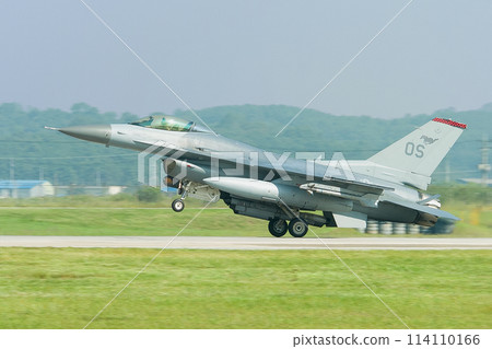 US Air Force F-16 Fighting Falcon landing US Air Force F-16 Fighting Falcon landing 114110166