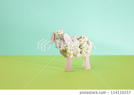 Spring sheep craft made from recycled toilet paper roll and flowers, perfect for toddlers 114110257