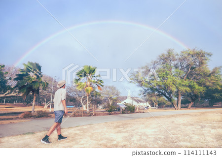 走向彩虹拱門的人 114111143