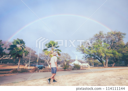走向彩虹拱門的人 114111144