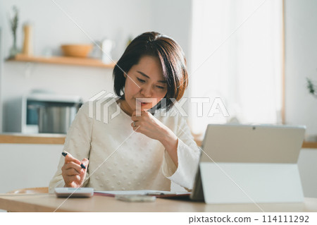 女生 女孩 女性 114111292