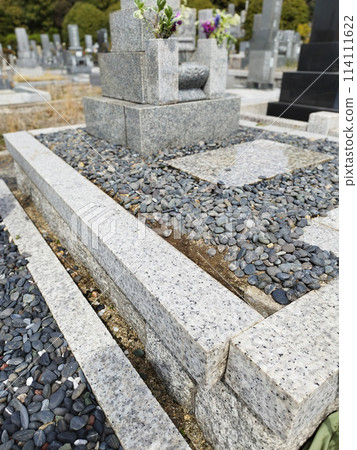 Gravestone: Misalignment of left horizontal stone Gravestone: Misalignment of left horizontal stone 114111622