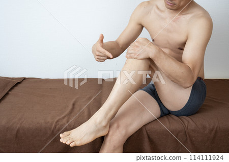 一個男人指著他的禿腿 114111924