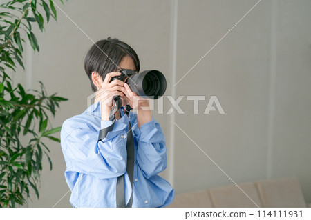 婦女的肖像與相機 114111931