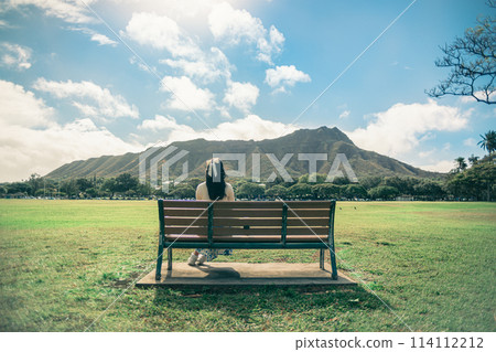 從夏威夷檀香山卡皮奧拉尼公園的長凳上欣賞鑽石頭山 114112212
