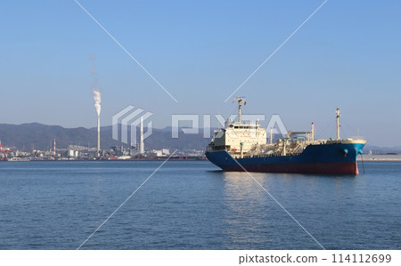 Tokuyama Kudamatsu Bay is a natural harbor with calm waves even in early winter. 114112699