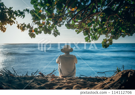 年輕人在夏威夷北岸哈雷瓦阿利海灘觀賞海上日落 114112706