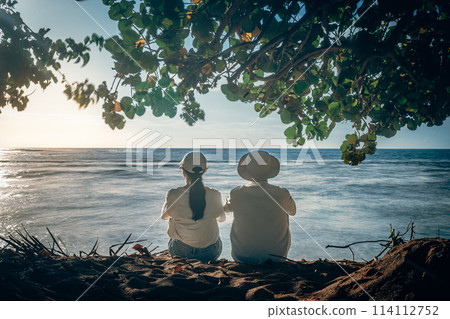 年輕人在夏威夷北岸哈雷瓦阿利海灘觀賞海上日落 114112752