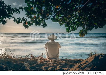 年輕人在夏威夷北岸哈雷瓦阿利海灘觀賞海上日落 年輕人在夏威夷北岸哈雷瓦阿利海灘觀賞海上日落 114112756