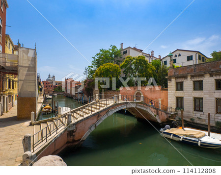 安靜城鎮景觀中的運河橋(義大利威尼斯) 安靜城鎮景觀中的運河橋(義大利威尼斯) 114112808