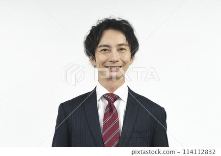 一個穿著西裝看著相機的男人 114112832