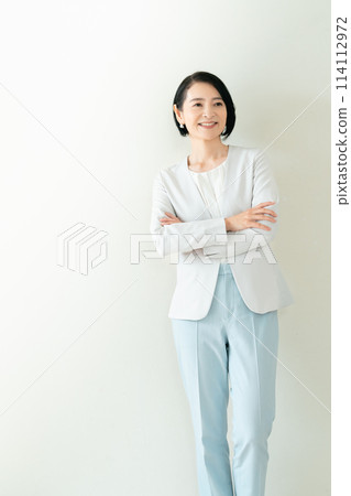 中年婦女在西裝形狀 114112972