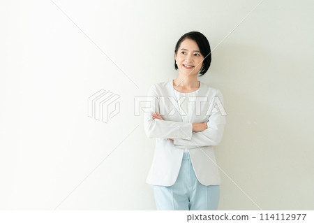 Middle women in suit shape Middle women in suit shape 114112977