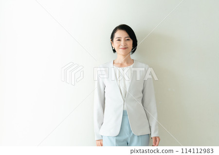 中年婦女在西裝形狀 114112983