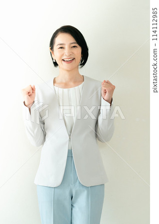 Middle women in suit shape Middle women in suit shape 114112985