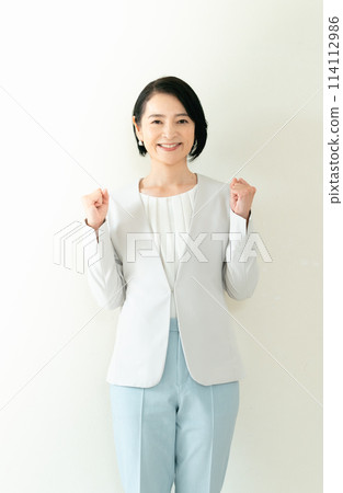 中年婦女在西裝形狀 114112986