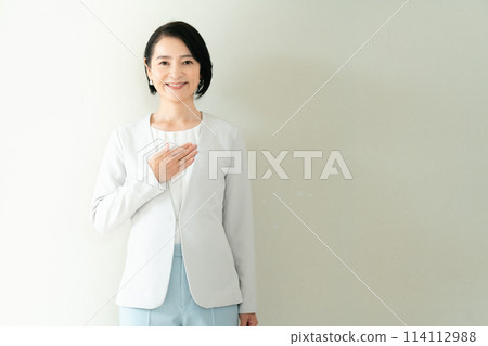 中年婦女在西裝形狀 114112988