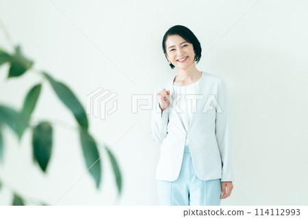 Middle women in suit shape 114112993