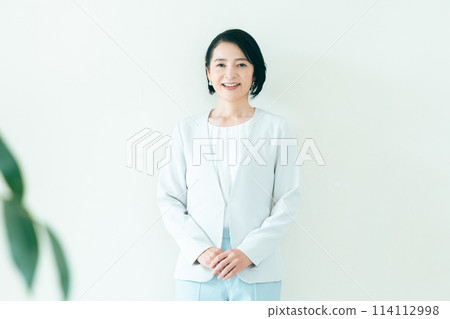 Middle women in suit shape Middle women in suit shape 114112998