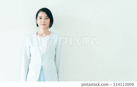 中年婦女在西裝形狀 114113009