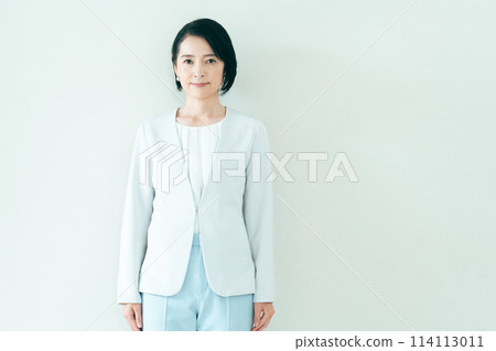Middle women in suit shape 114113011