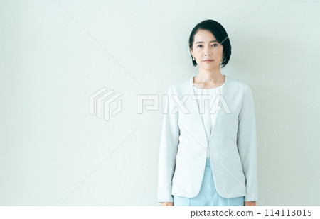 Middle women in suit shape Middle women in suit shape 114113015