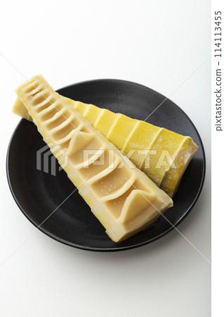 黑盤上的竹筍，白色背景 114113455